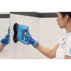 Професионалната акумулаторна търкаща машина i-scrub 21B е разработена за преносимо почистване без кабел. Оборудвана с регулируема глава и 360 градуса свободно движение, тя бързо достига до всяка зона и почиства с максимална ефективност.