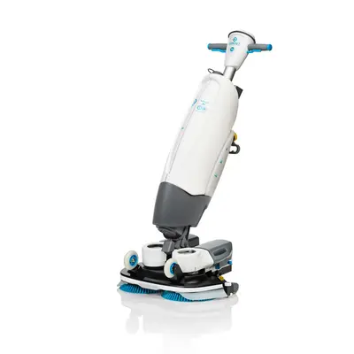 Индустриалният подопочистващ автомат i-mop XXL Pro предлага безпрецедентна практическа производителност от 1200 до 1800 м²/ч, съчетавайки силата на голяма машина с повратливостта на ръчен моп. Системата гарантира 90% по-висока ефективност на почистване и съкращава времето за работа с 37 минути на всеки 300 кв.м. Благодарение на насрещно въртящите се четки с 350 RPM и мощното засмукване, подовете остават напълно сухи и безопасни в рамките на 30 секунди.