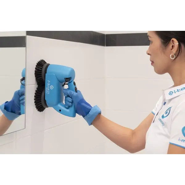 Професионалната акумулаторна търкаща машина i-scrub 21B е разработена за преносимо почистване без кабел. Оборудвана с регулируема глава и 360 градуса свободно движение, тя бързо достига до всяка зона и почиства с максимална ефективност.